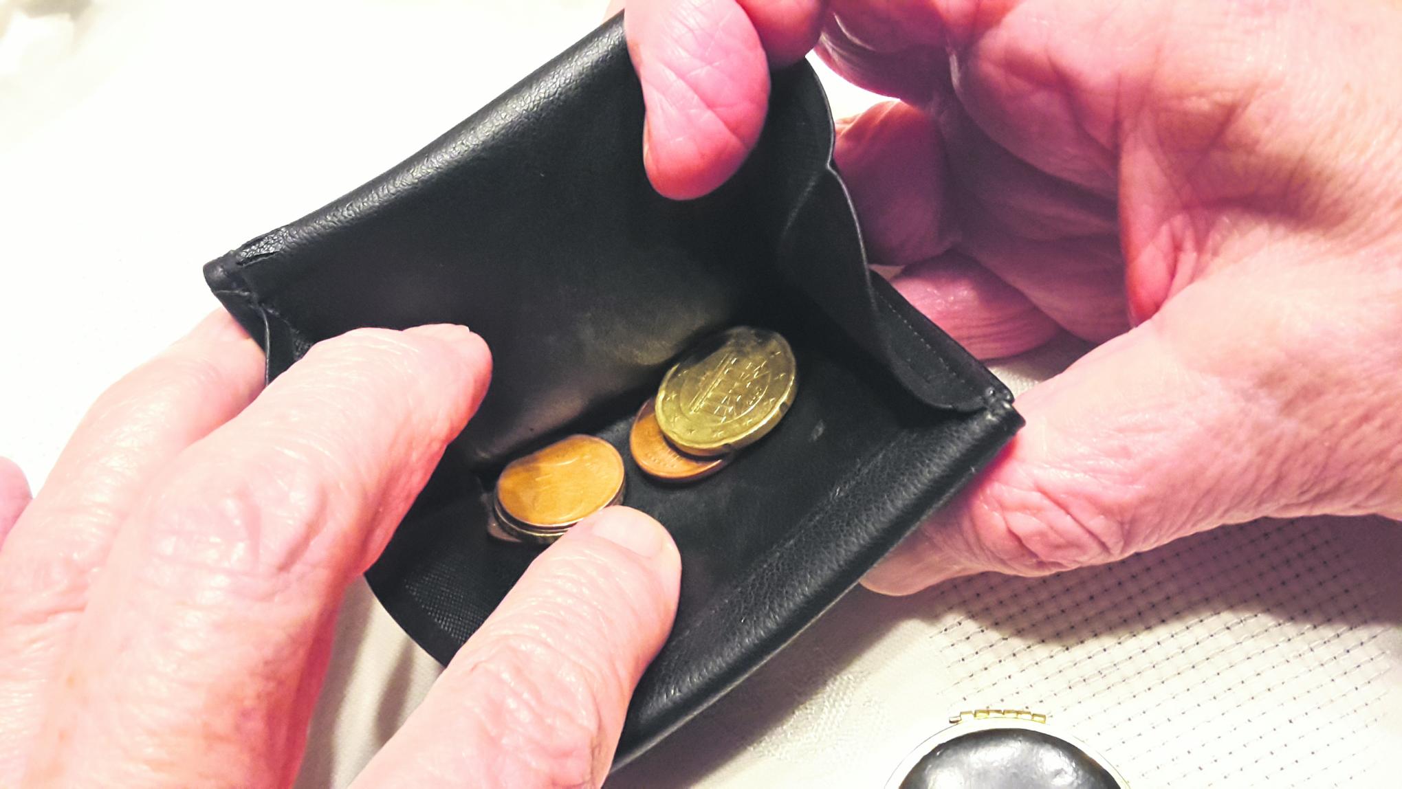 Nur ein paar Kröten im Portemonnaie – alte Menschen müssen auch nach einem langen Arbeitsleben oft „knapsen“.