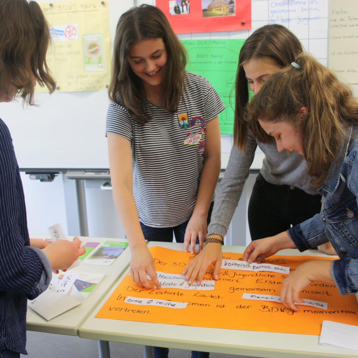 Aus ihrem Projekt im Reli-Unterricht haben Schüler an der Bertolt-Brecht-Schule eine interaktive Ausstellung gestaltet . | Foto: Anja Weiffen