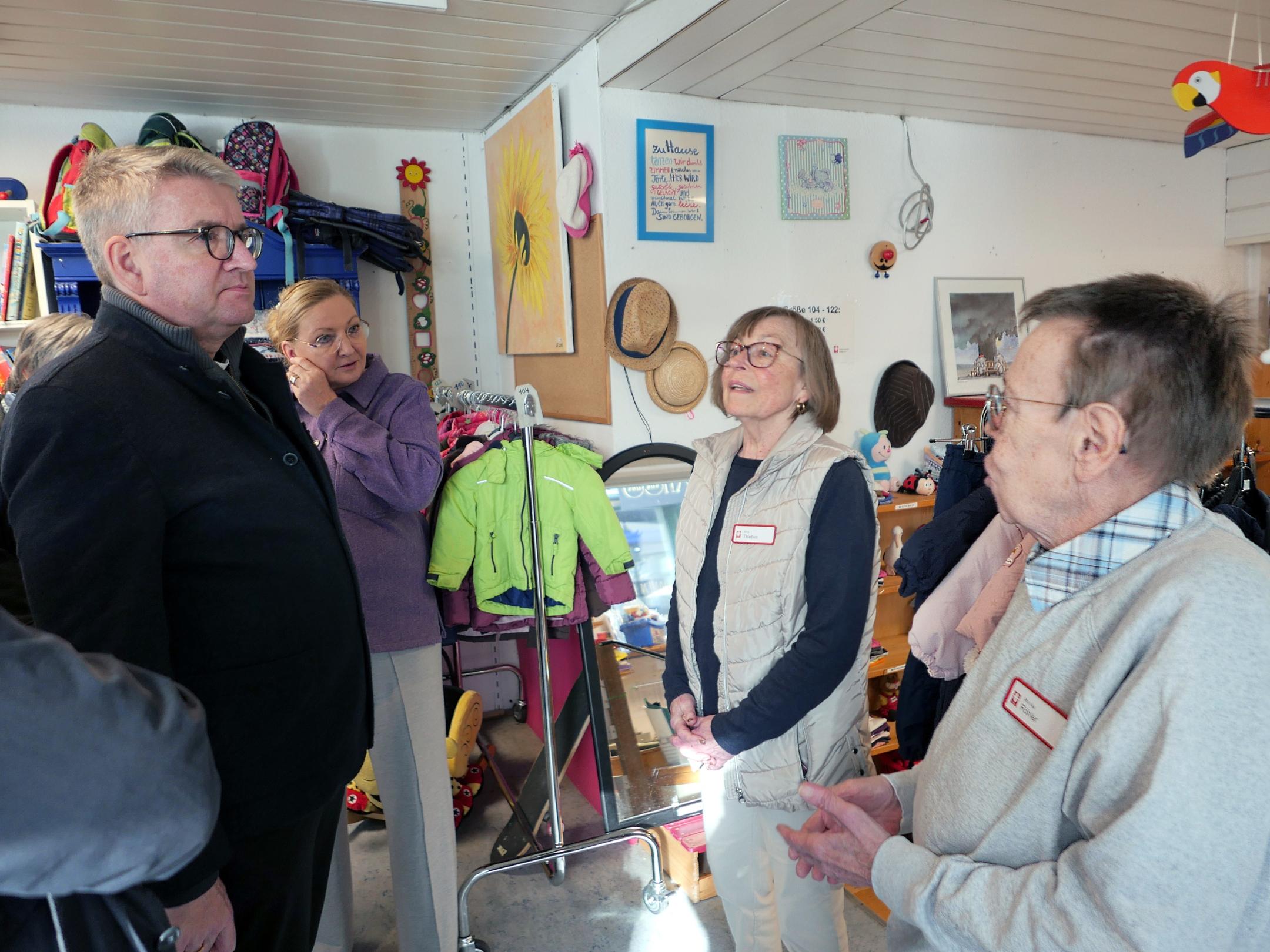 Bischof Peter Kohlgraf besuchte die Caritas-Kinderkiste: v.l. Bischof Kohlgraf, Diözesancaritasdirektorin Regina Freisberg und die ehrenamtlichen Mitarbeiterinnen Silvia Thiebes und Monika Röhler.