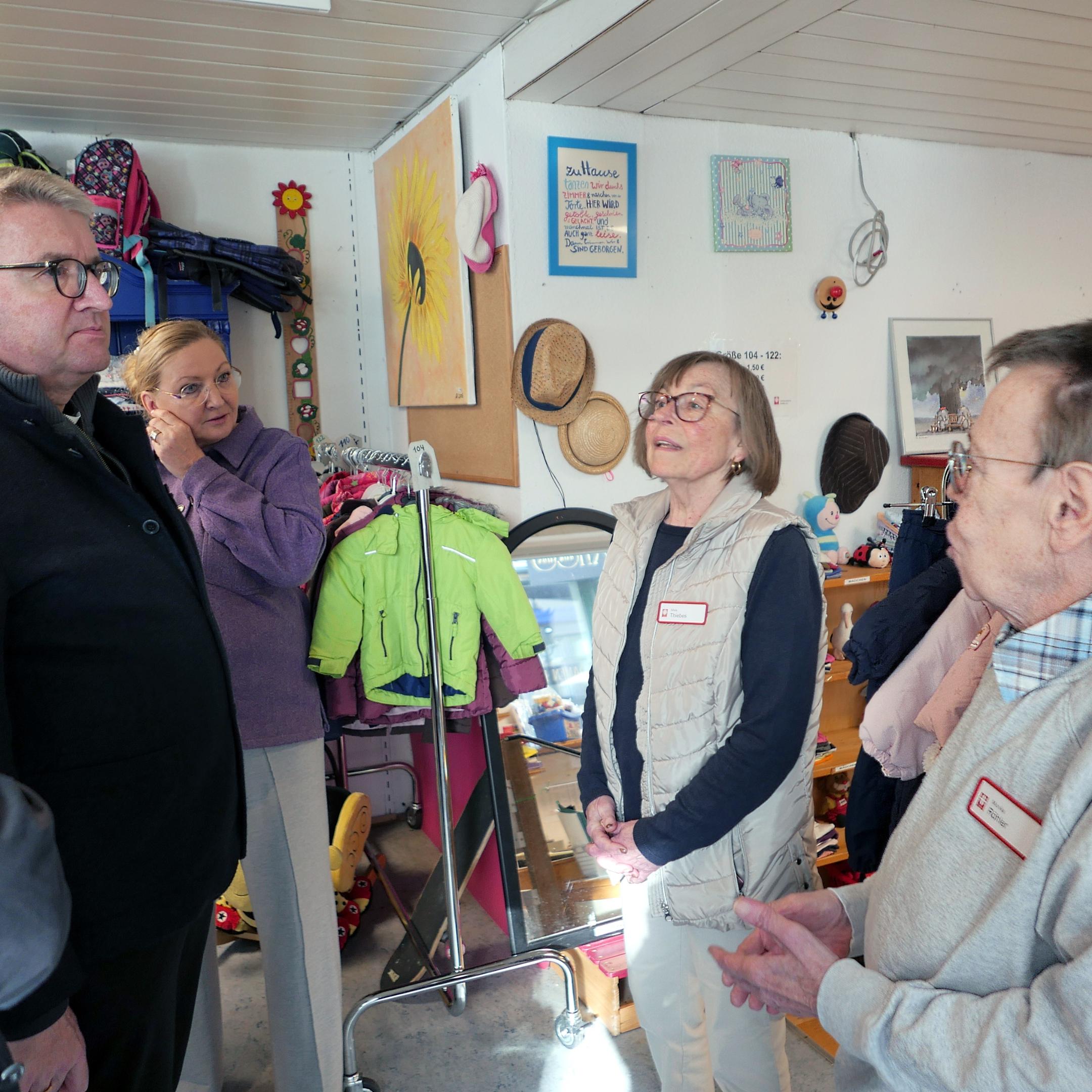 Bischof Peter Kohlgraf besuchte die Caritas-Kinderkiste: v.l. Bischof Kohlgraf, Diözesancaritasdirektorin Regina Freisberg und die ehrenamtlichen Mitarbeiterinnen Silvia Thiebes und Monika Röhler.
