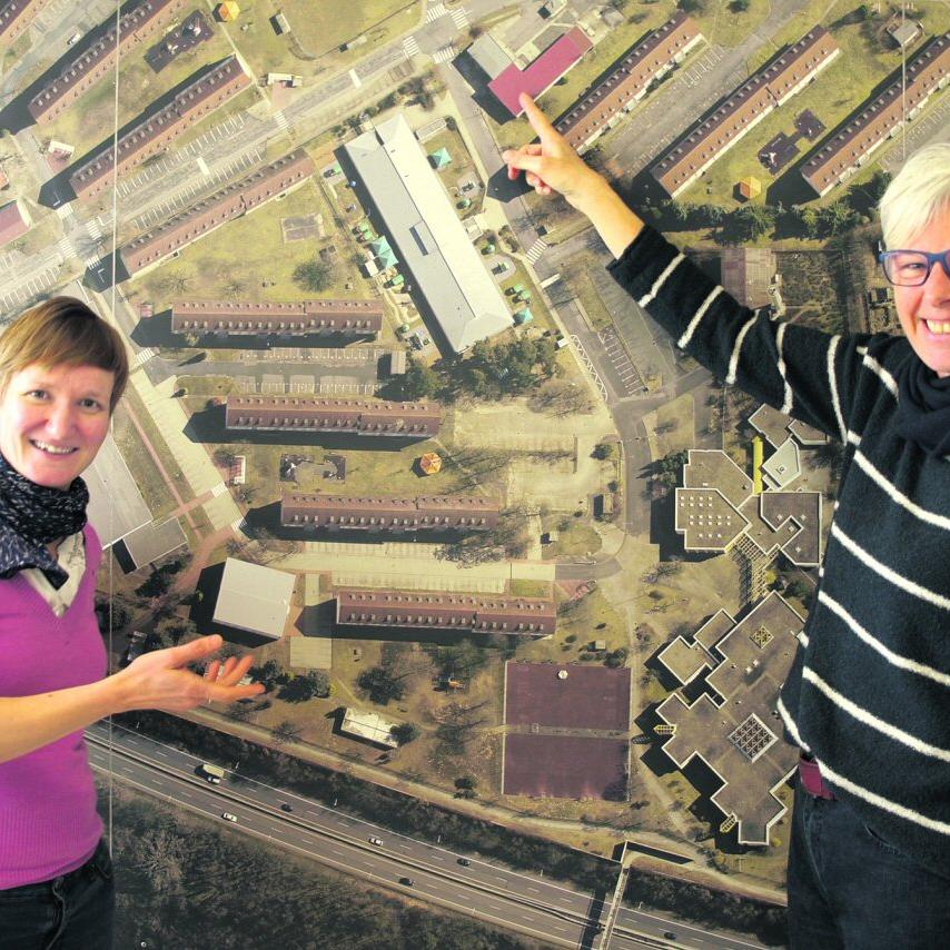 Blick von oben: Ingrid Erdmann und Petra Elmer (von links) zeigen auf der Karte, wo sie ihr Büro in einer ehemaligen Tankstelle haben. | Foto: Sara Mierzwa