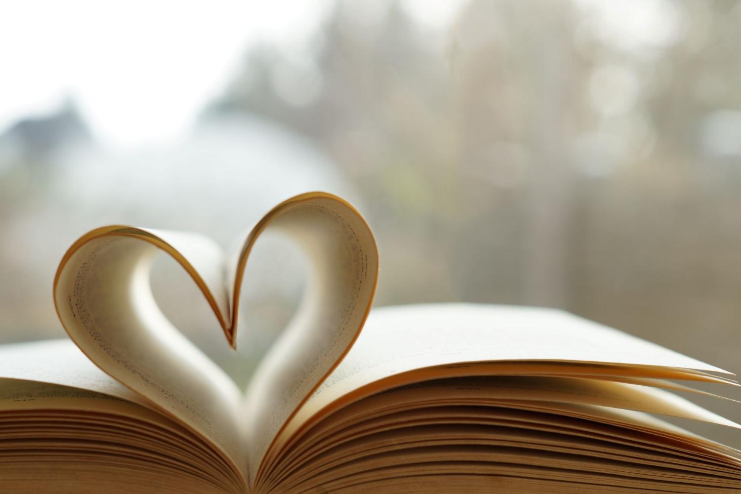 Buchseite in Herzform