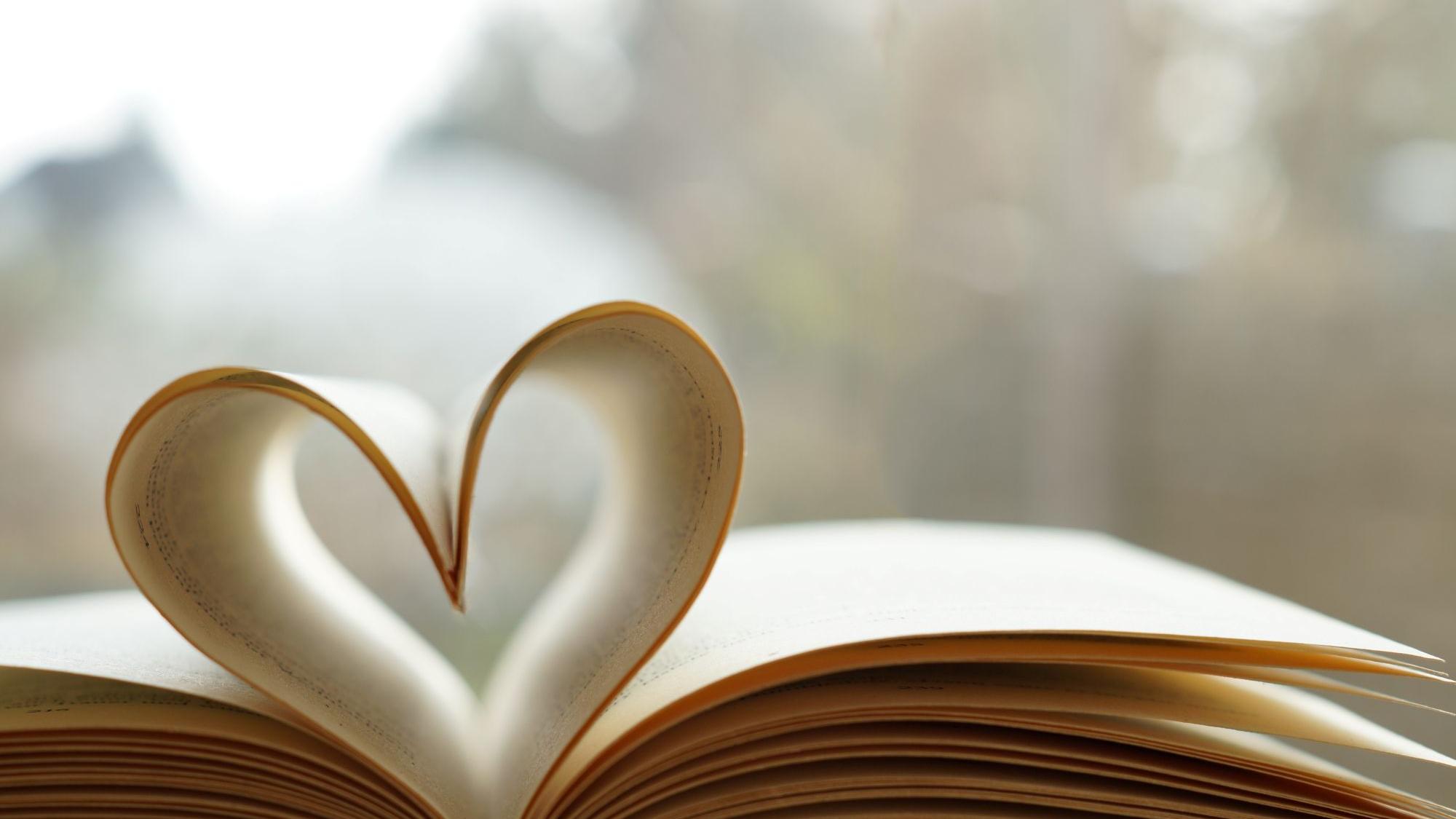 Buchseite in Herzform