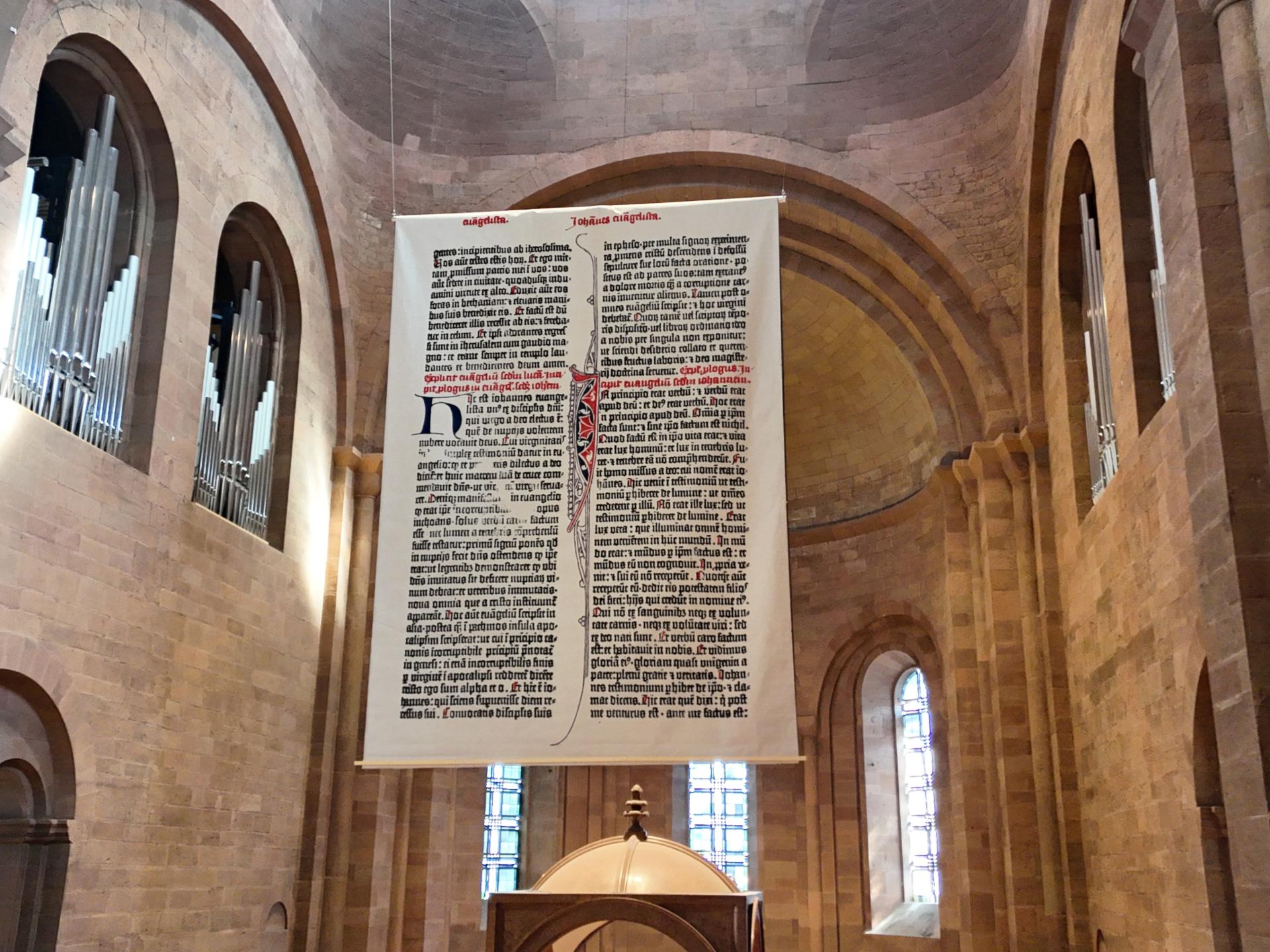 Weltgrößte Bibelseite im Mainzer Dom