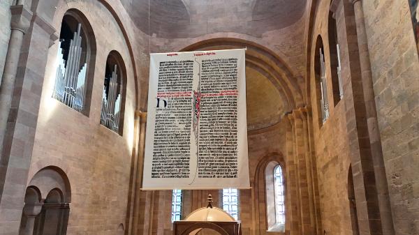 Weltgrößte Bibelseite im Mainzer Dom