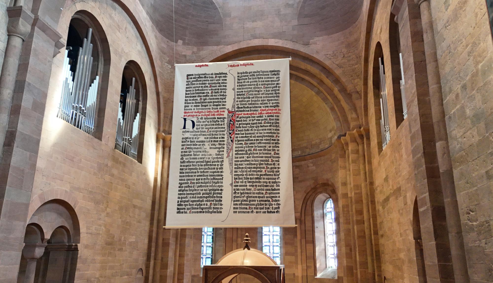 Weltgrößte Bibelseite im Mainzer Dom (c) Bistum Mainz / S. Sangmeister