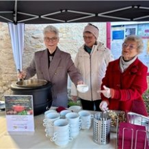 Annette Morweiser-Bosch (li) übernimmt tatkräftig die Leitung von Annies Suppenküche, um mit Unterstützung vieler Ehrenamtlicher die Hilfsbedürftigen in Heppenheim mit einem warmen Essen zu versorgen