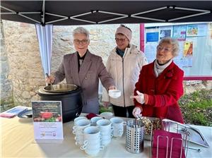 Annette Morweiser-Bosch (li) übernimmt tatkräftig die Leitung von Annies Suppenküche, um mit Unterstützung vieler Ehrenamtlicher die Hilfsbedürftigen in Heppenheim mit einem warmen Essen zu versorgen