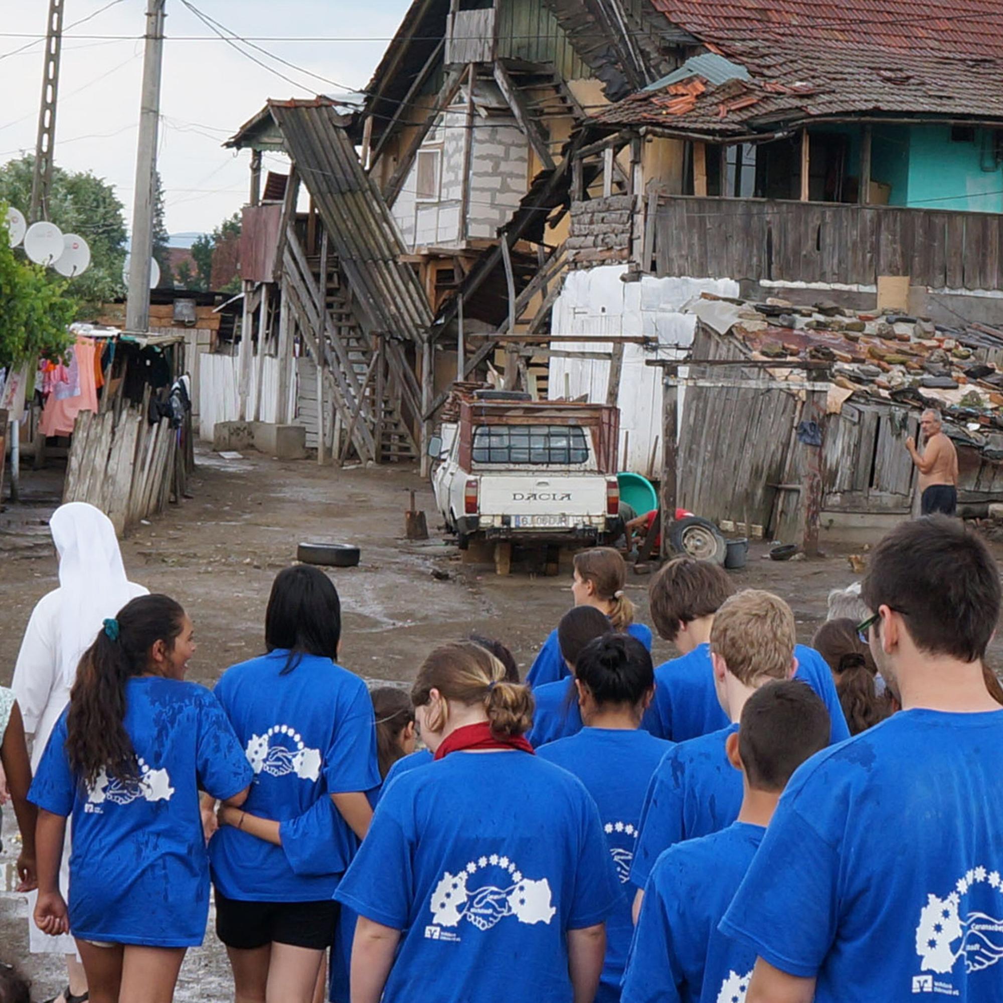 Für kurze Zeit sehen sie alle gleich aus: Beim Besuch eines Slum 2013 in Rumänien trugen Jugendliche aus Deutschland und Rumänien blaue T-Shirts. Foto: Pfarrei St. Sebastian