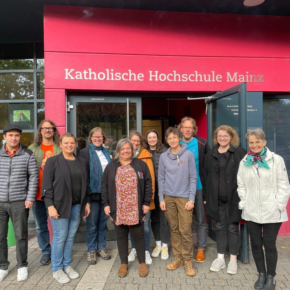 Gruppenbild neue Studierende Teilzeit Praktische Theologie KH Mainz_Copyright Wintzek-KH Mainz