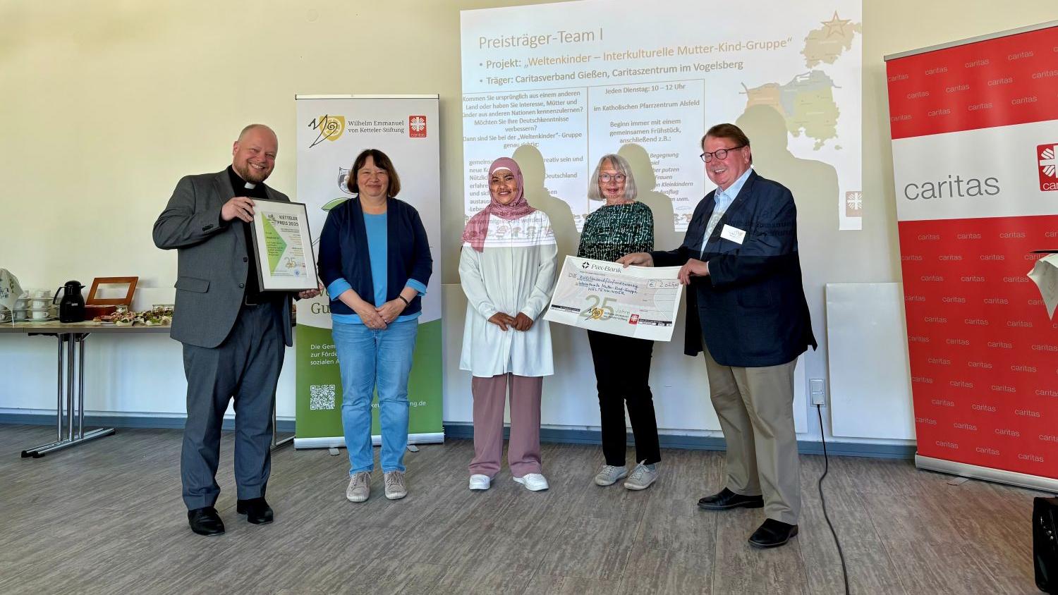 Generalvikar Lang bei der Preisübergabe