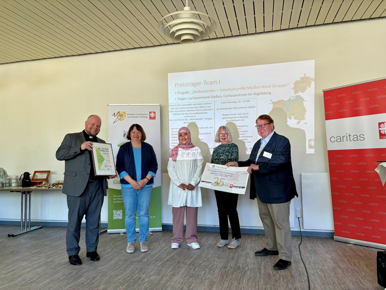 Generalvikar Lang bei der Preisübergabe