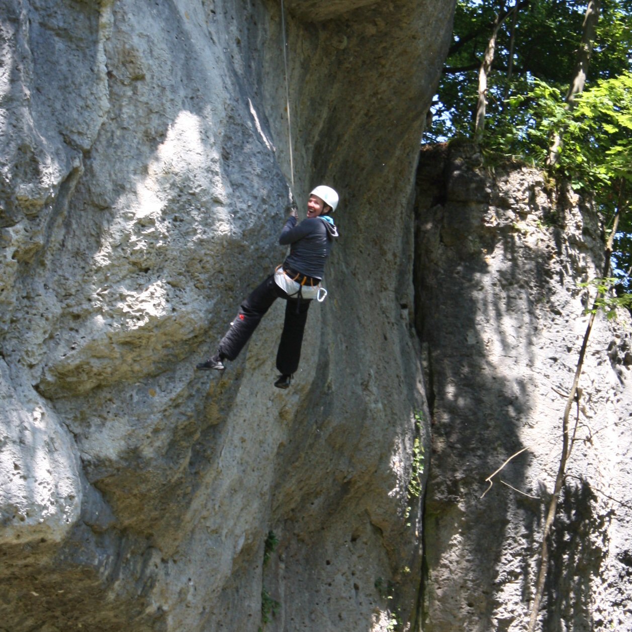 Im Seil hängen am Fels: Eine Erfahrung, die Daniela Gerlach unbedingt weiterempfiehlt. Foto: Trudbert Ziegler