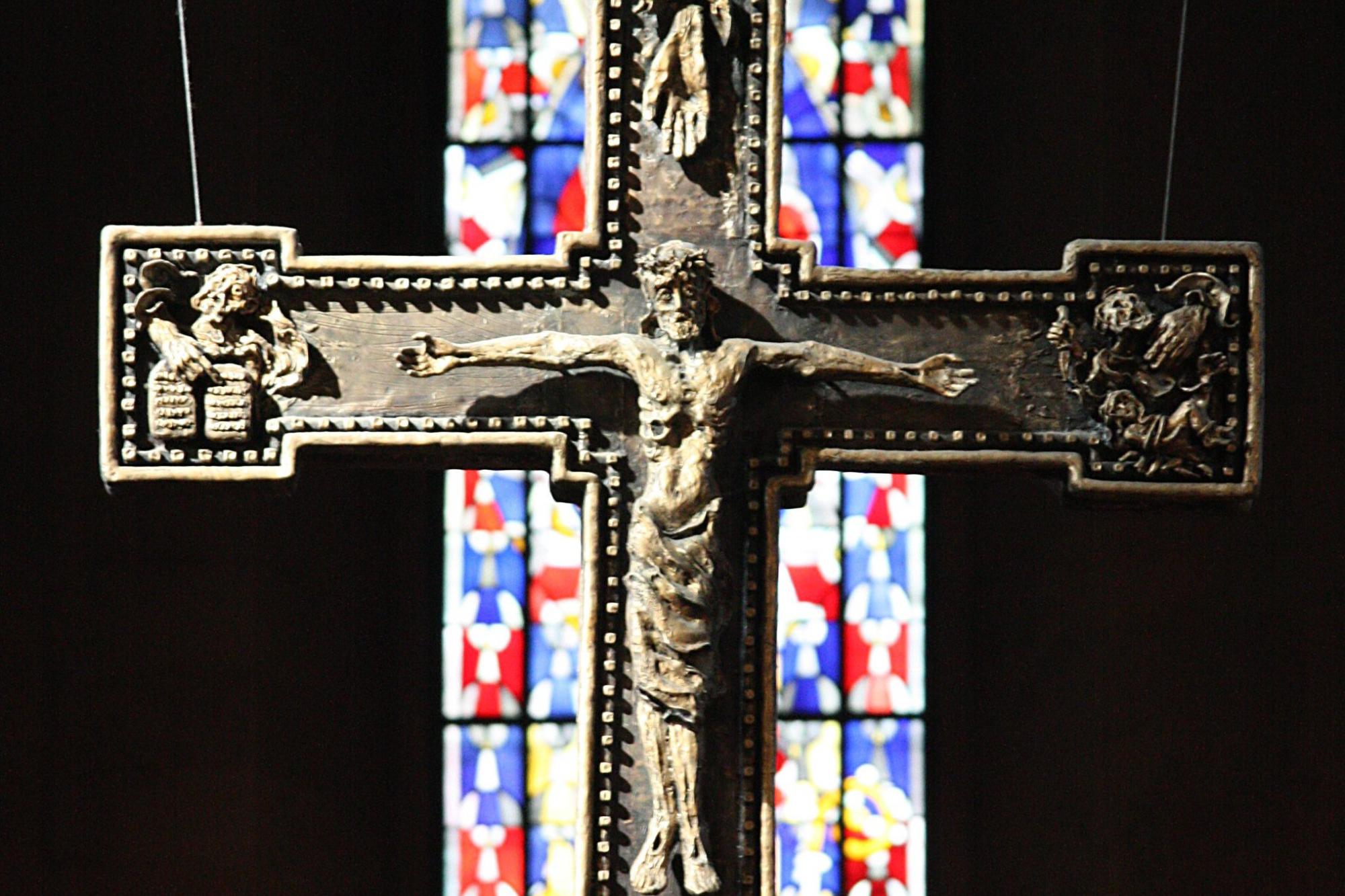 Kreuz über dem Altar im Westchor des Mainzer Doms