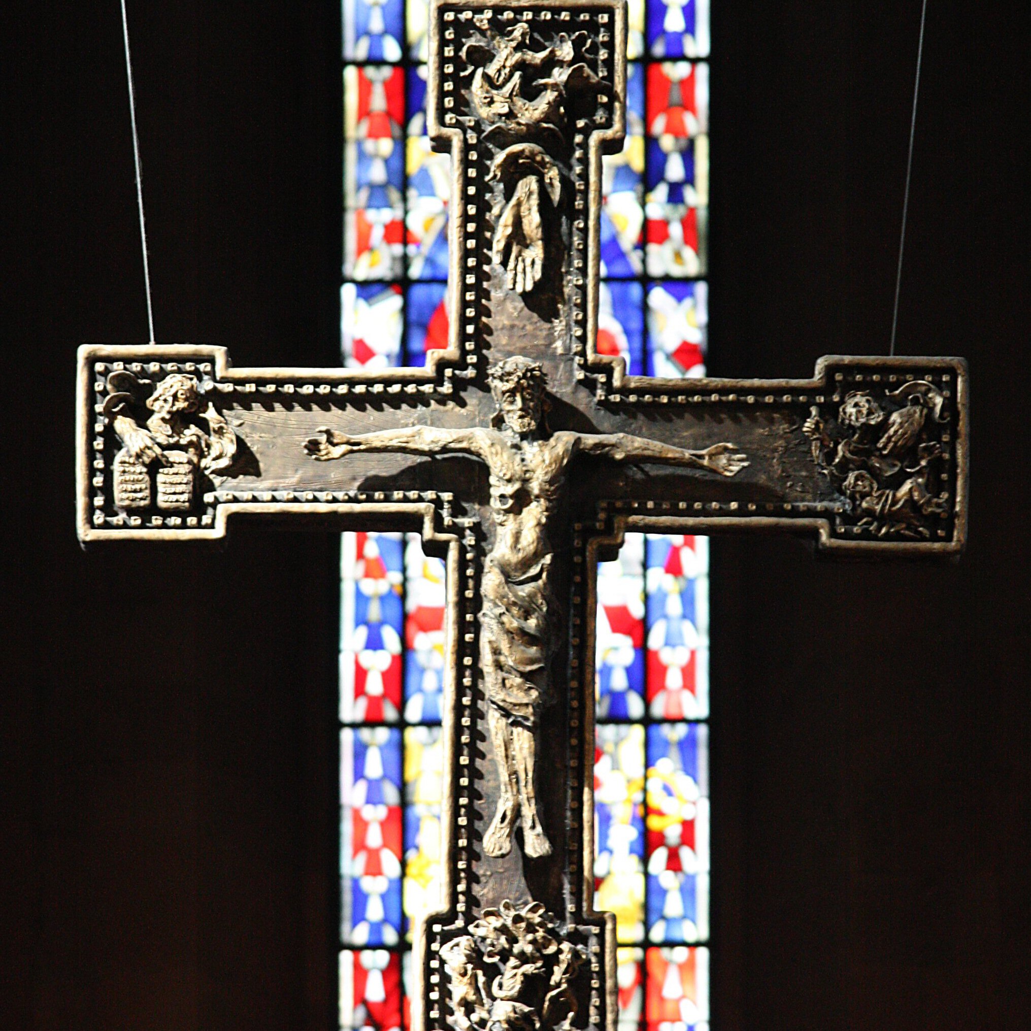Kreuz über dem Altar im Westchor des Mainzer Doms