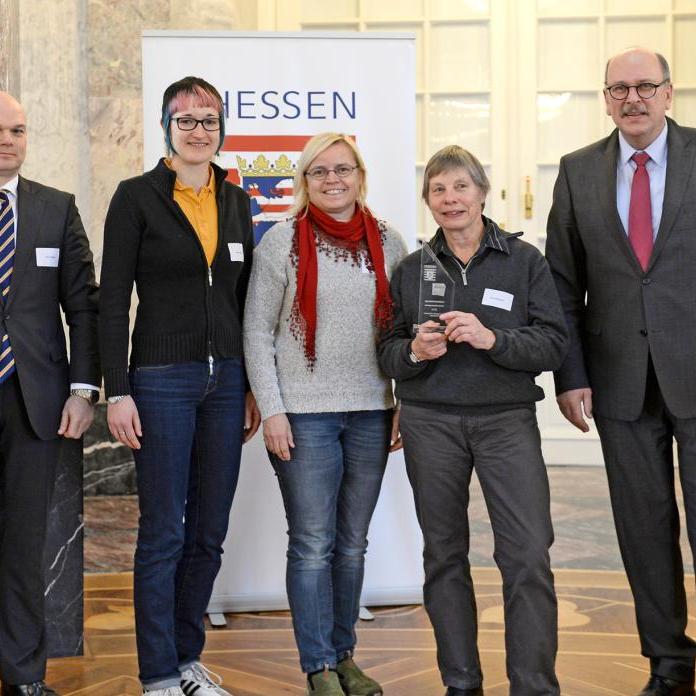Landesauszeichnung für Soziales Bürgerengagement, die „Aktion Ausbildungslotsen AKK“ wird vertreten durch einen der Ausbildungslotsen, Herr Hans Pieper (links)© B. Geide