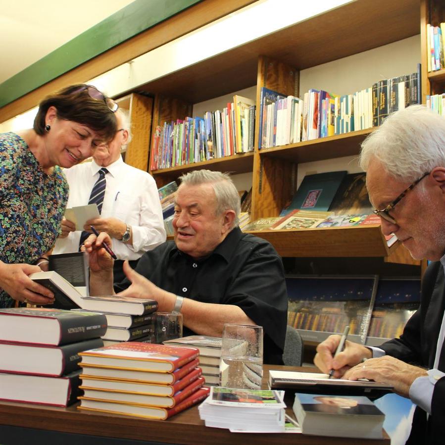 Mainz, 08. September 2016: Kardinal Lehmann signiert seine Bücher - gemeinsam mit dem früheren ZDF-Intendanten Markus Schächter (rechts)