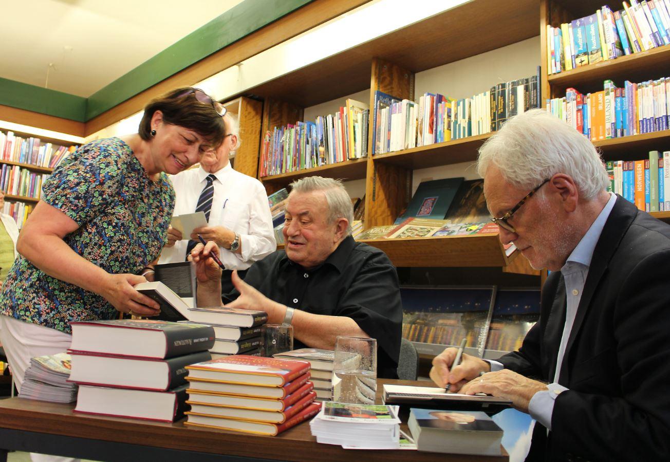 Mainz, 08. September 2016: Kardinal Lehmann signiert seine Bücher - gemeinsam mit dem früheren ZDF-Intendanten Markus Schächter (rechts)