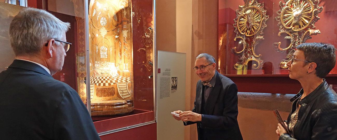-Kohlgraf-Wilhelmy-Eicher-vor-Drehaltar