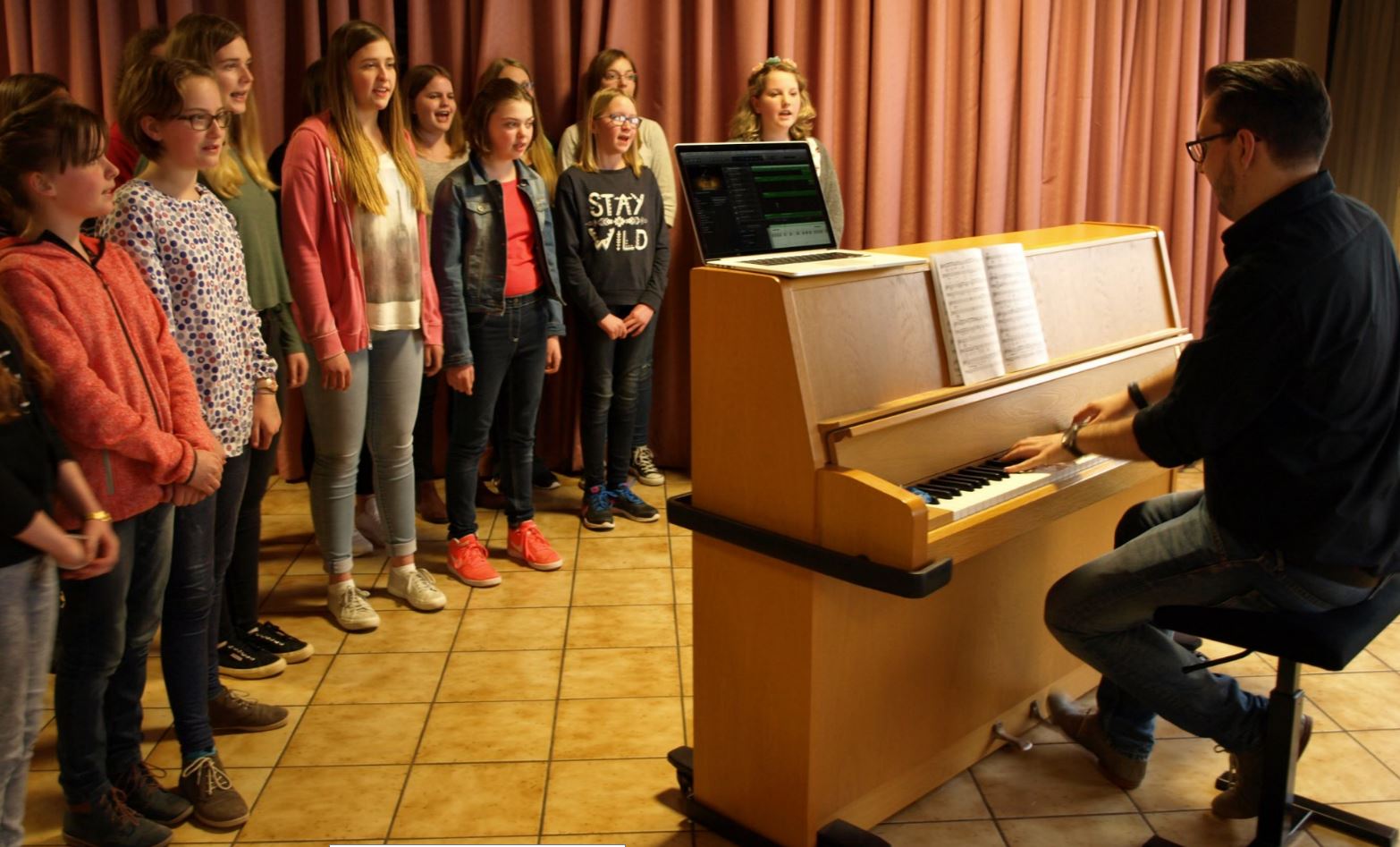 Mit Klavier und Laptop begleitet Benedikt Stumpf den Jugendchor der Gordi-Singers.                  Foto: Sara Mierzwa (c) Kirchenzeitung Glaube und Leben
