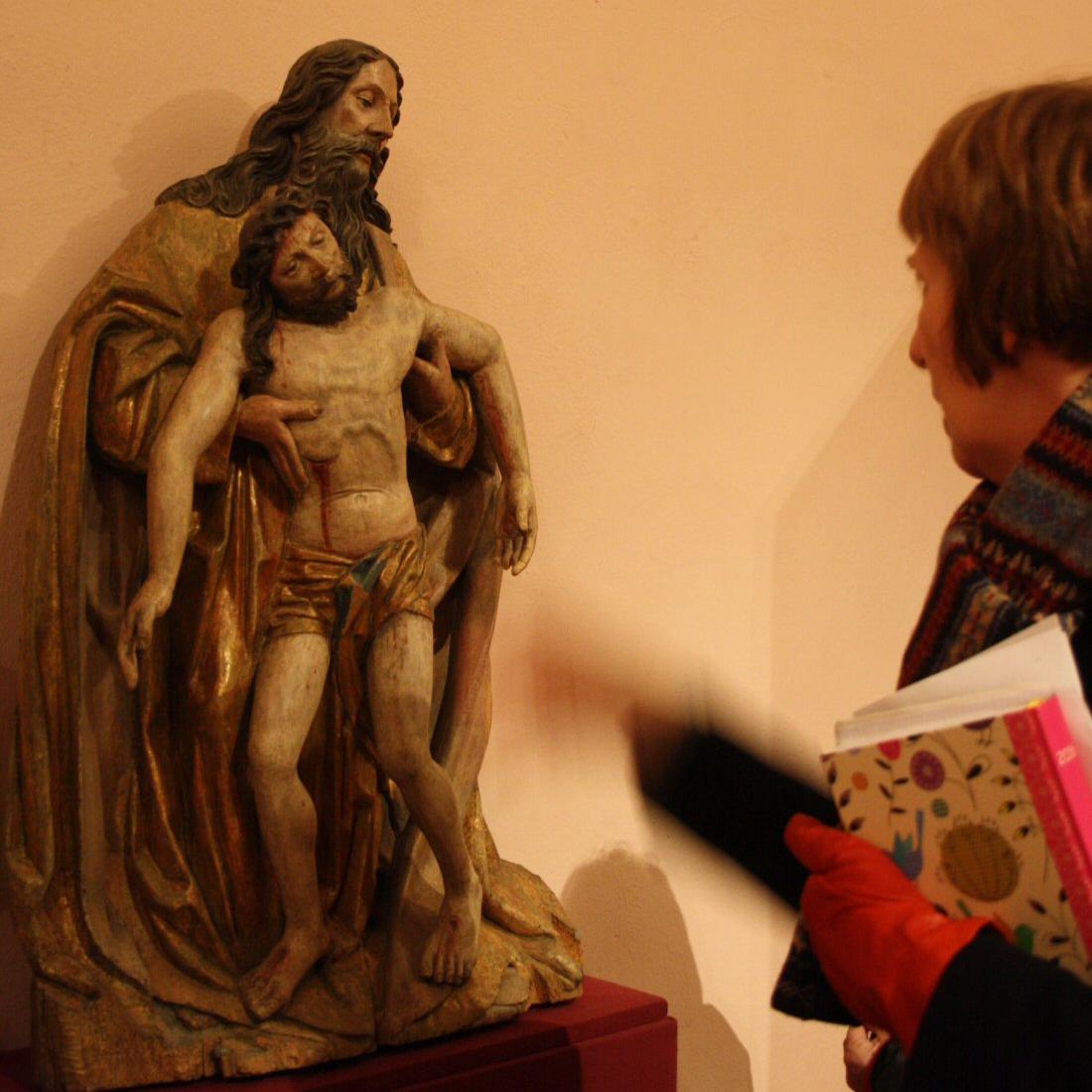 Nicht entrückt, sondern menschlich – wie zum Anfassen nah. Die Statue im Mainzer Dommuseum zeigt Gott Vater mit seinem toten Sohn in den Armen.. Foto: Anja Weiffen