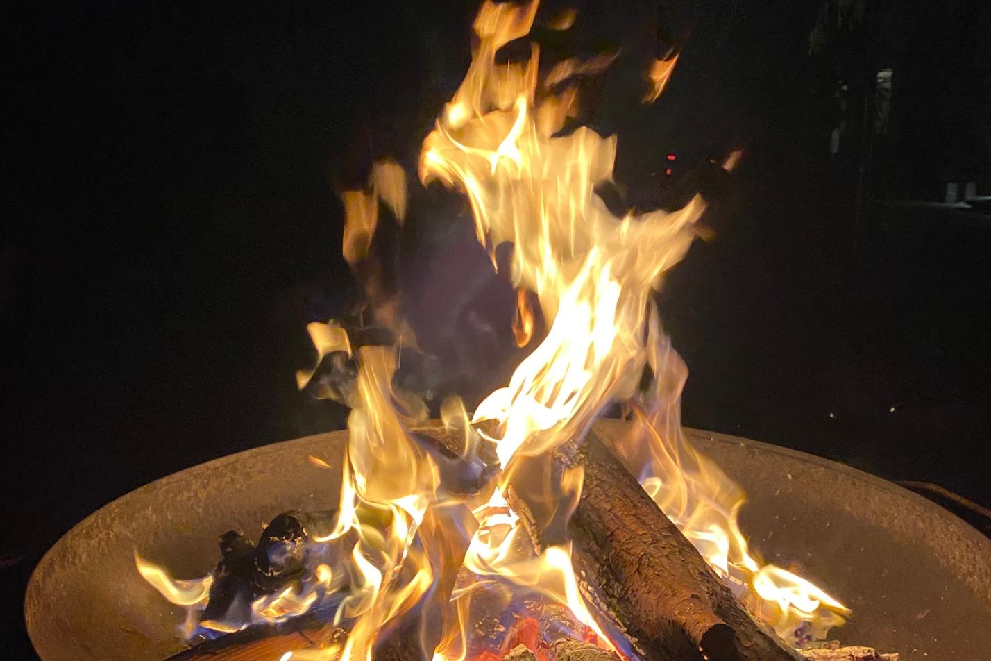 Osterfeuer in einer Feuerschale