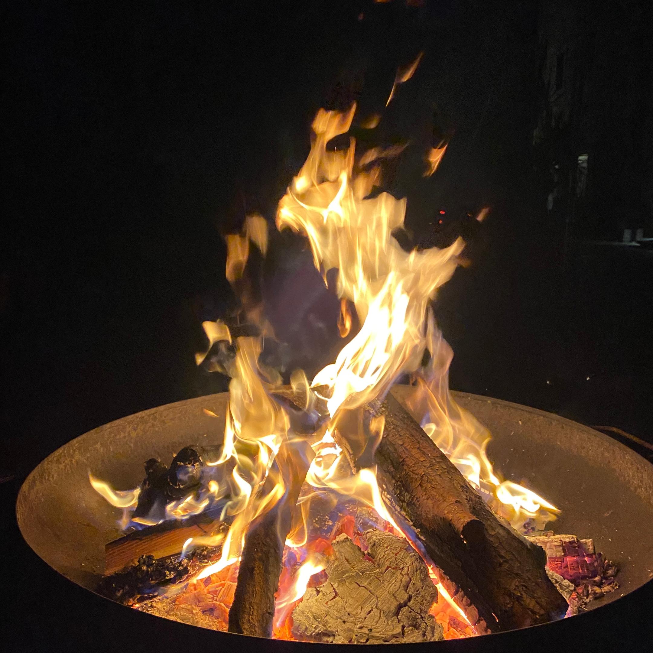 Osterfeuer in einer Feuerschale