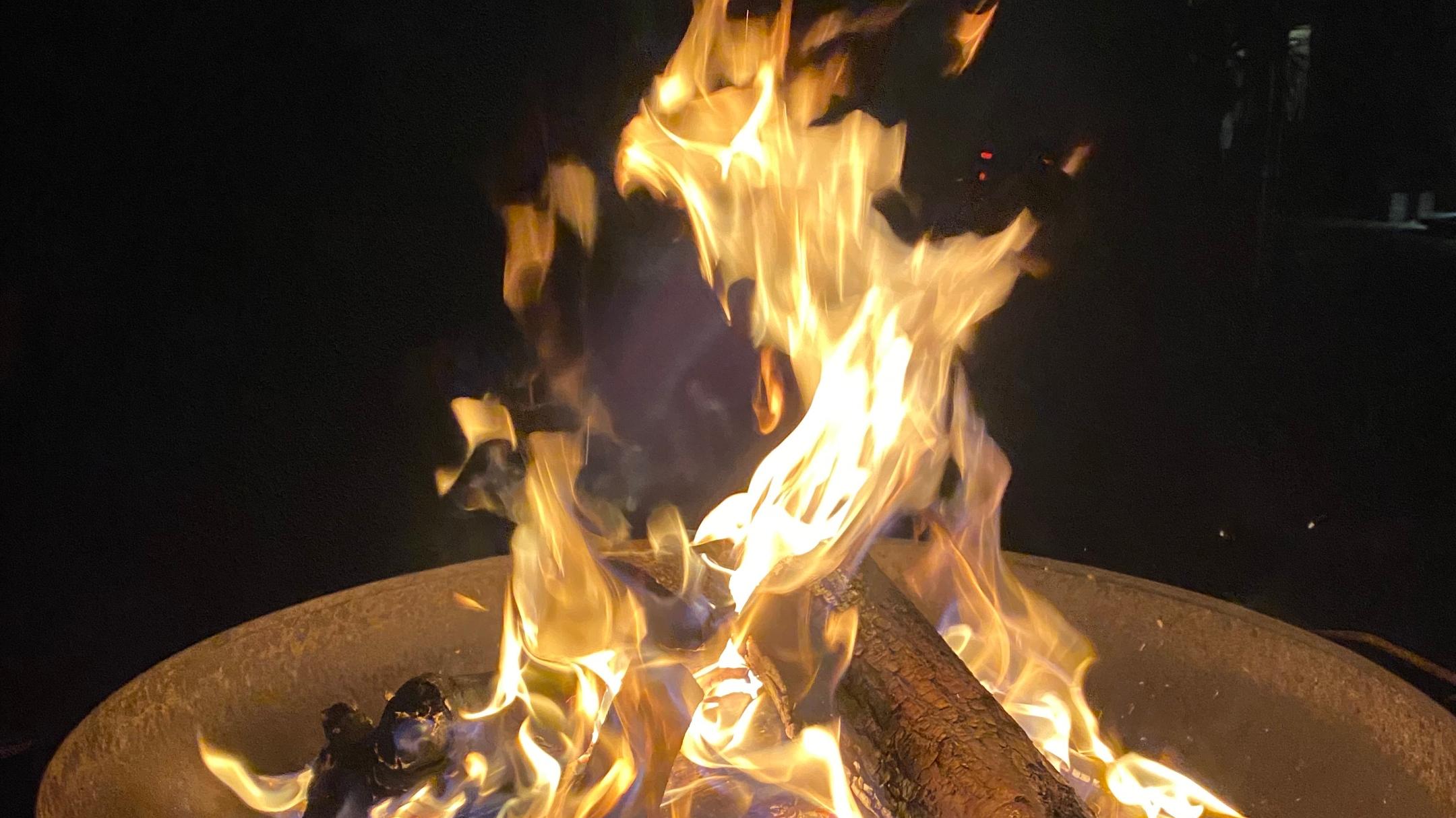 Osterfeuer in einer Feuerschale