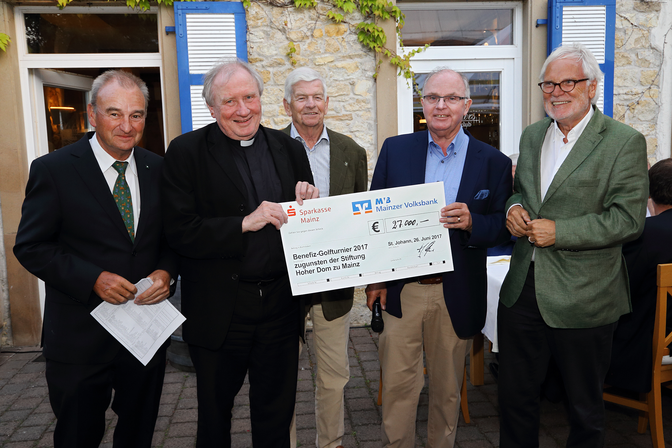 Wißberg, 26.6.2017: Scheckübergabe am Golfplatz Wißberg mit (v.l.n.r.) Prof. Dr. Bernd-Dieter Wiedt, Diözesanadministrator Dietmar Giebelmann, Wolfgang Sinner (ehem. Präsident des GC Rheinhessen e.V.), Hans-Günter Mann, Prof. Dr. Markus Schächter