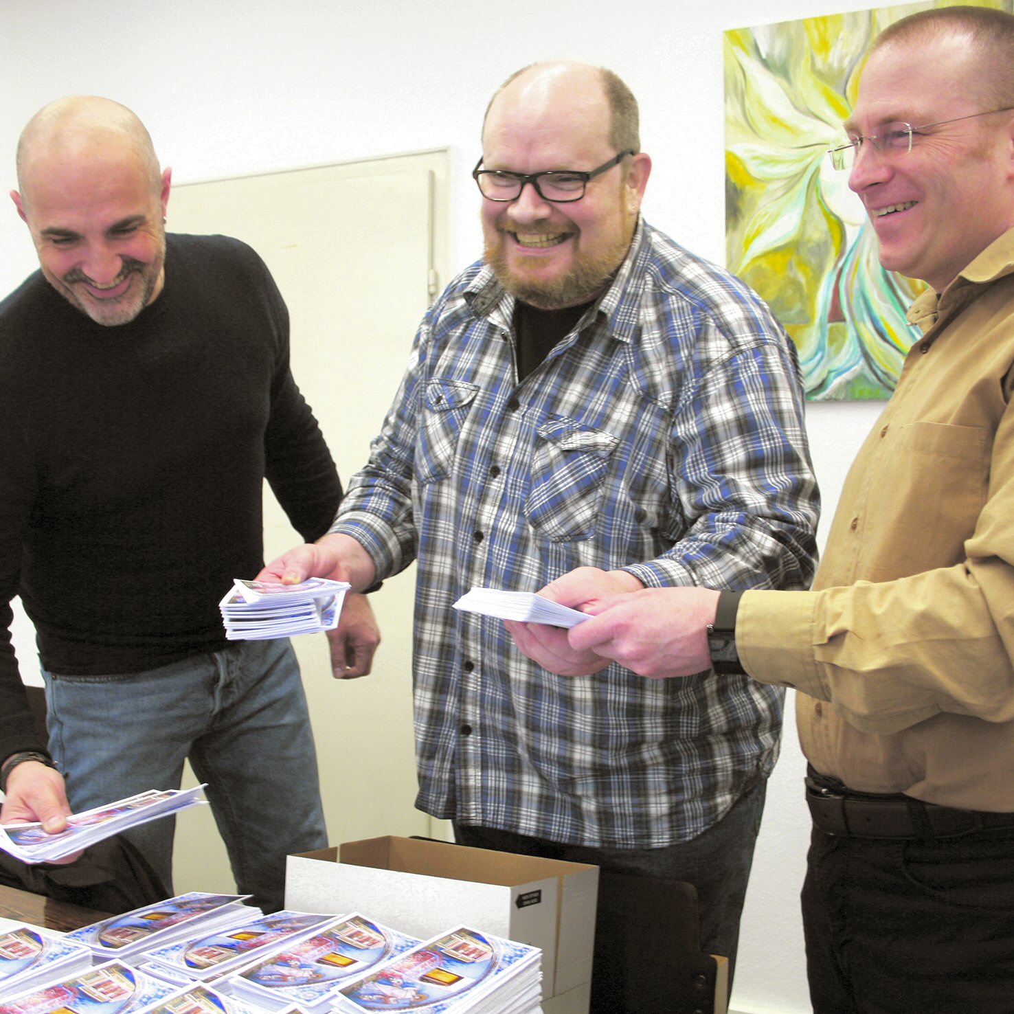 Sie wollen für ihren Glauben tätig werden: (von links) Vincenzo Linardi, Hayno Bohatschek und Nico Göth, hier beim Auspacken ihrer Einladungskarten zur Weihe. Foto: Anja Weiffen