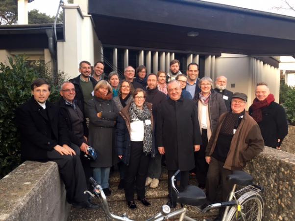 von links: vordere Reihe: Pfr. Anton Lucaci, Pfr. Michael Eich, Hiltrud Knodt, Bettina Stoll-Seegel, Jessica Ranitzsch, Peter Fett, Dekan Karl Zirmer, Katrin Jäger, Regina Schneider, Pfr. Franz-Josef Berbner, Jörg Ebermann
hintere Reihe, von links: Marco Bresciani, David Hüser, Iris Fetzer, stellv. Dekan Christof Mulach, Christine Müller, Franziska Schäfer, Patrick Pfannschmidt, Eric Niekisch, Pfr. Balthasar Blumers