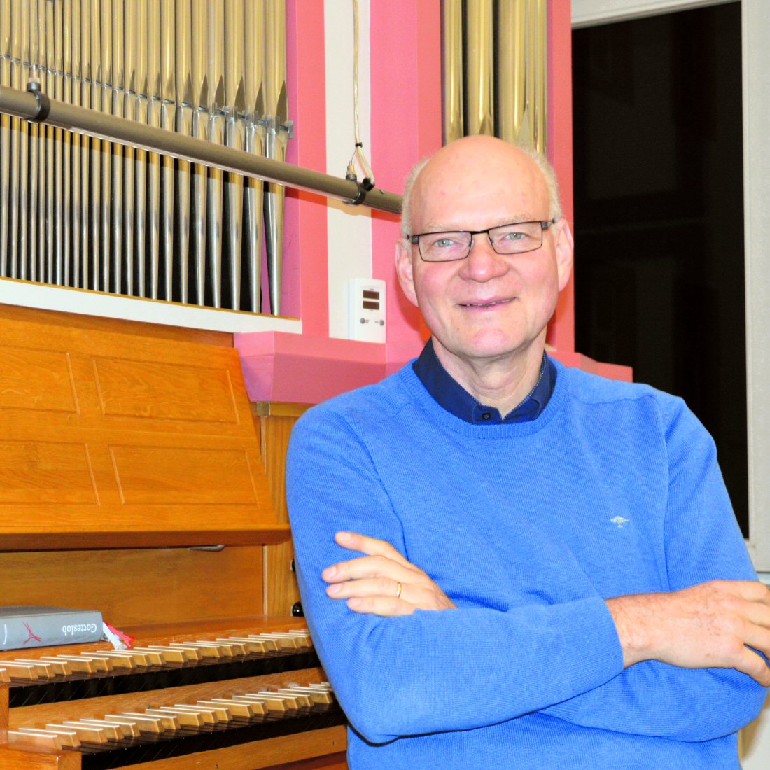 Thomas Drescher vor der Orgel im Kirchenmusikalischen Institut in Mainz. Foto: Ruth Lehnen