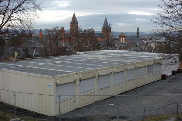 Mit unverbaubarem Ausblick, aber sehr beengt werden in Kürze  44 Asylbewerber hier auf der Zitadelle wohnen.