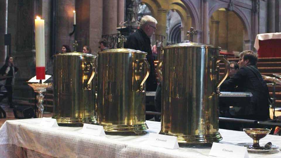 Die Weihe der heiligen Öle stand im Mittelpunkt der Missa Chrismatis im Mainzer Dom