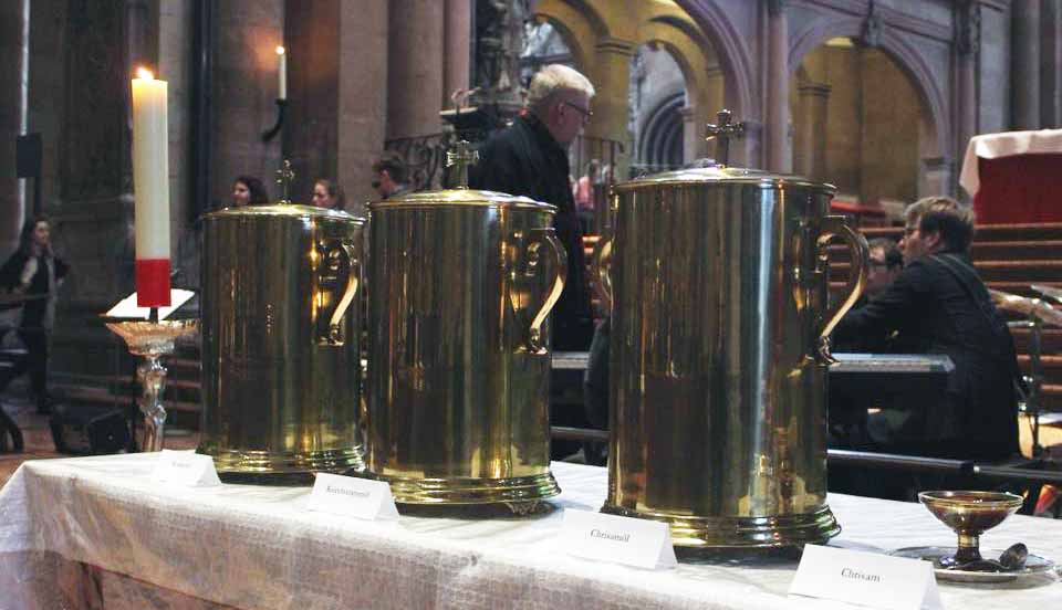 Die Weihe der heiligen Öle stand im Mittelpunkt der Missa Chrismatis im Mainzer Dom