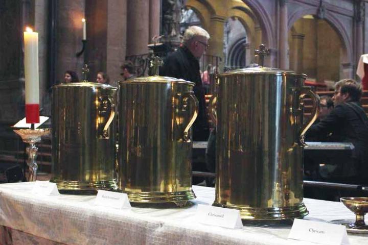 Die Weihe der heiligen Öle stand im Mittelpunkt der Missa Chrismatis im Mainzer Dom
