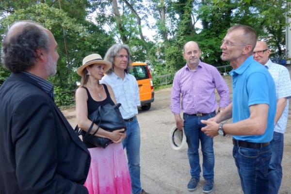 Guido Meuth bei der Vorstellung der Pfarrer-Landvogt-Hilfe.
Von links Pfarrer Stefan Schäfer, das Künstler-Ehepaar Maringer-Tries, Ralph Hammes und verdeckt