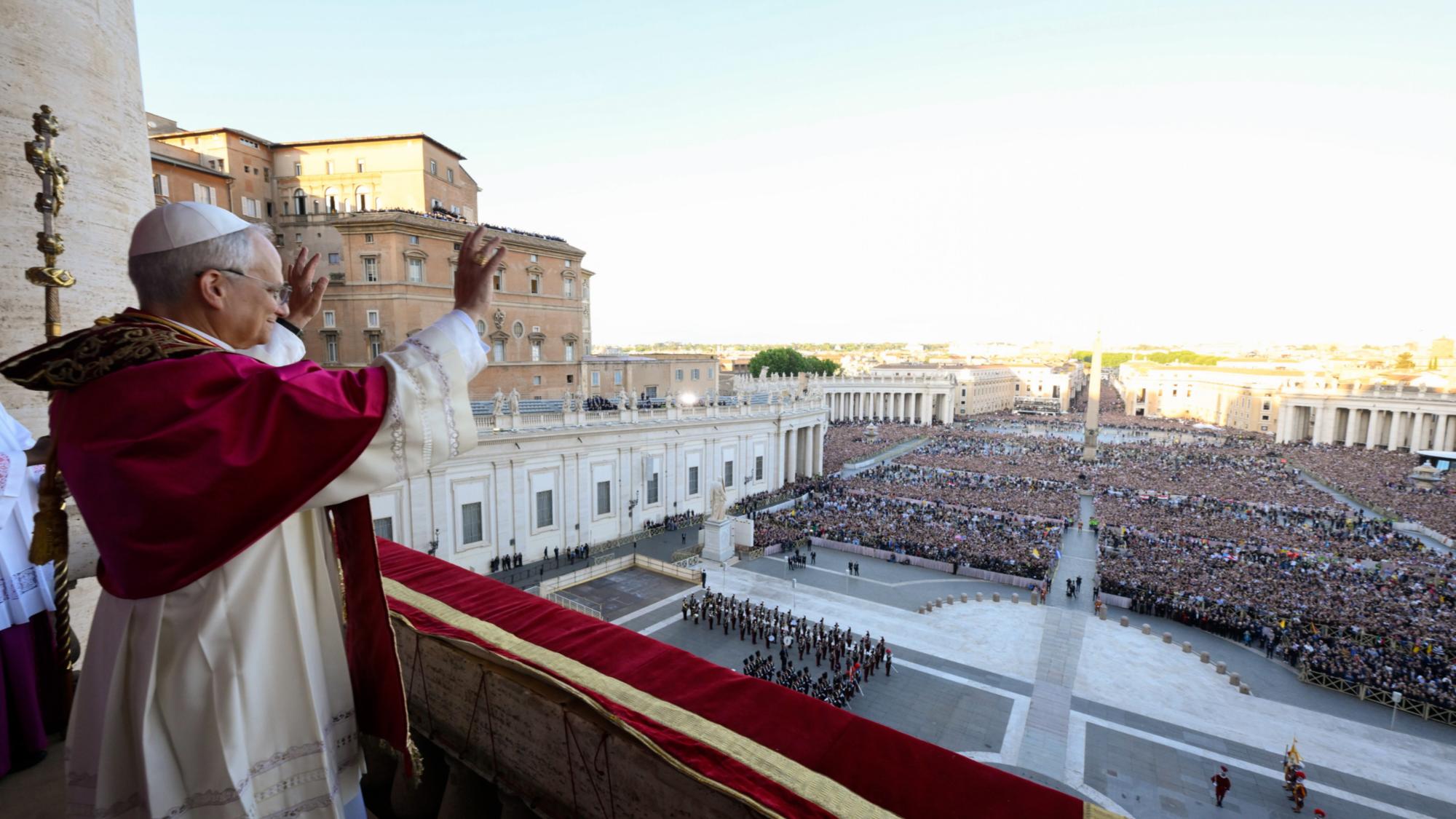 Papst Leo XIV. am Abend seiner Wahl grüßt die Menschen am Petersplatz