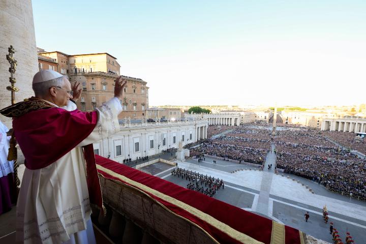 Papst Leo XIV. am Abend seiner Wahl grüßt die Menschen am Petersplatz