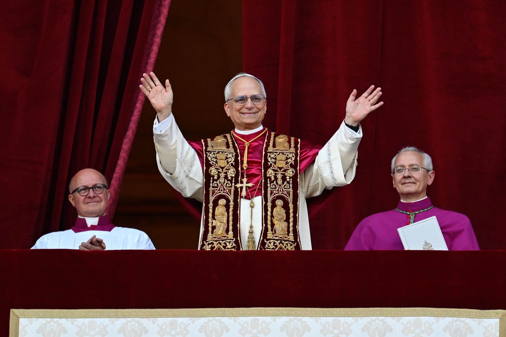 Papst Leo XIV., der frühere Kardinal Robert F. Prevost, winkt nach seiner Wahl zum Papst am 8. Mai 2025 der Menge auf dem Petersplatz im Vatikan.