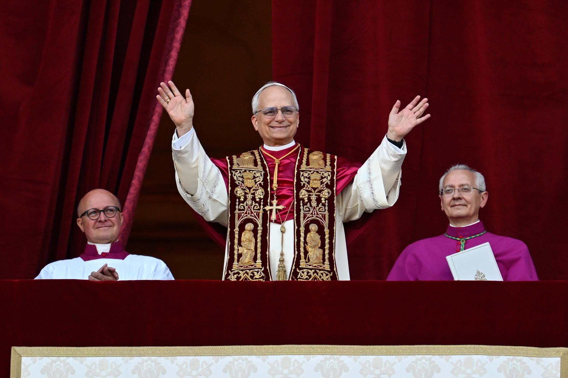 Papst Leo XIV. nach seiner Wahl vor den Menschen auf dem Petersplatz (c) kna