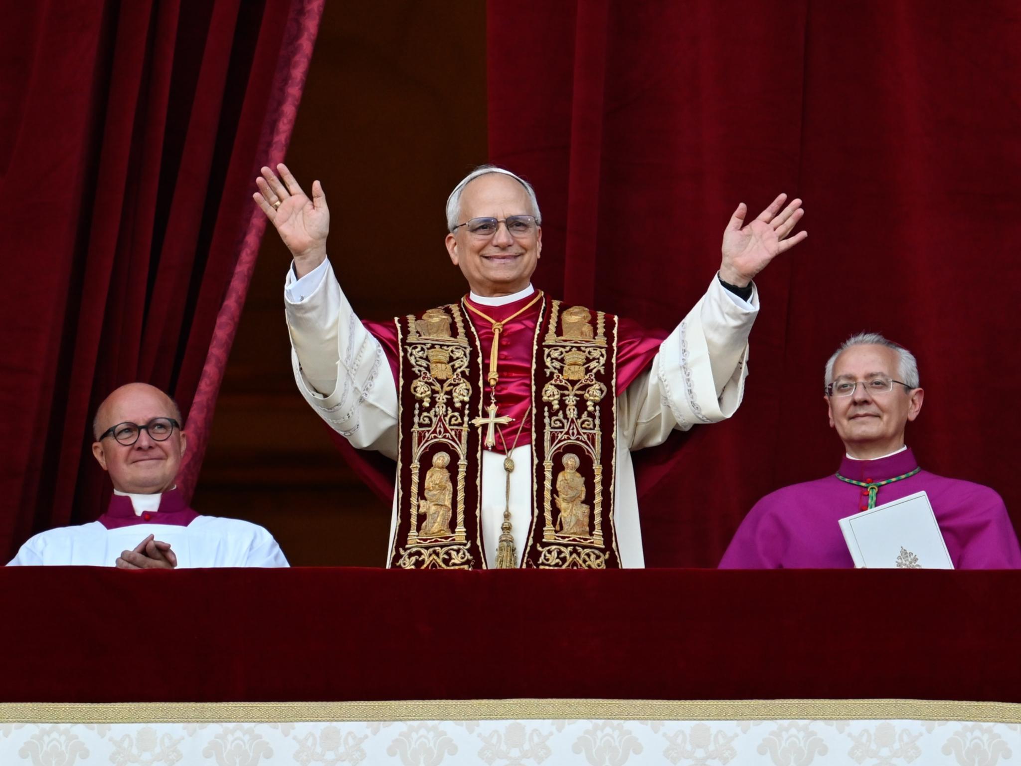 Papst Leo XIV., der frühere Kardinal Robert F. Prevost, winkt nach seiner Wahl zum Papst am 8. Mai 2025 der Menge auf dem Petersplatz im Vatikan.