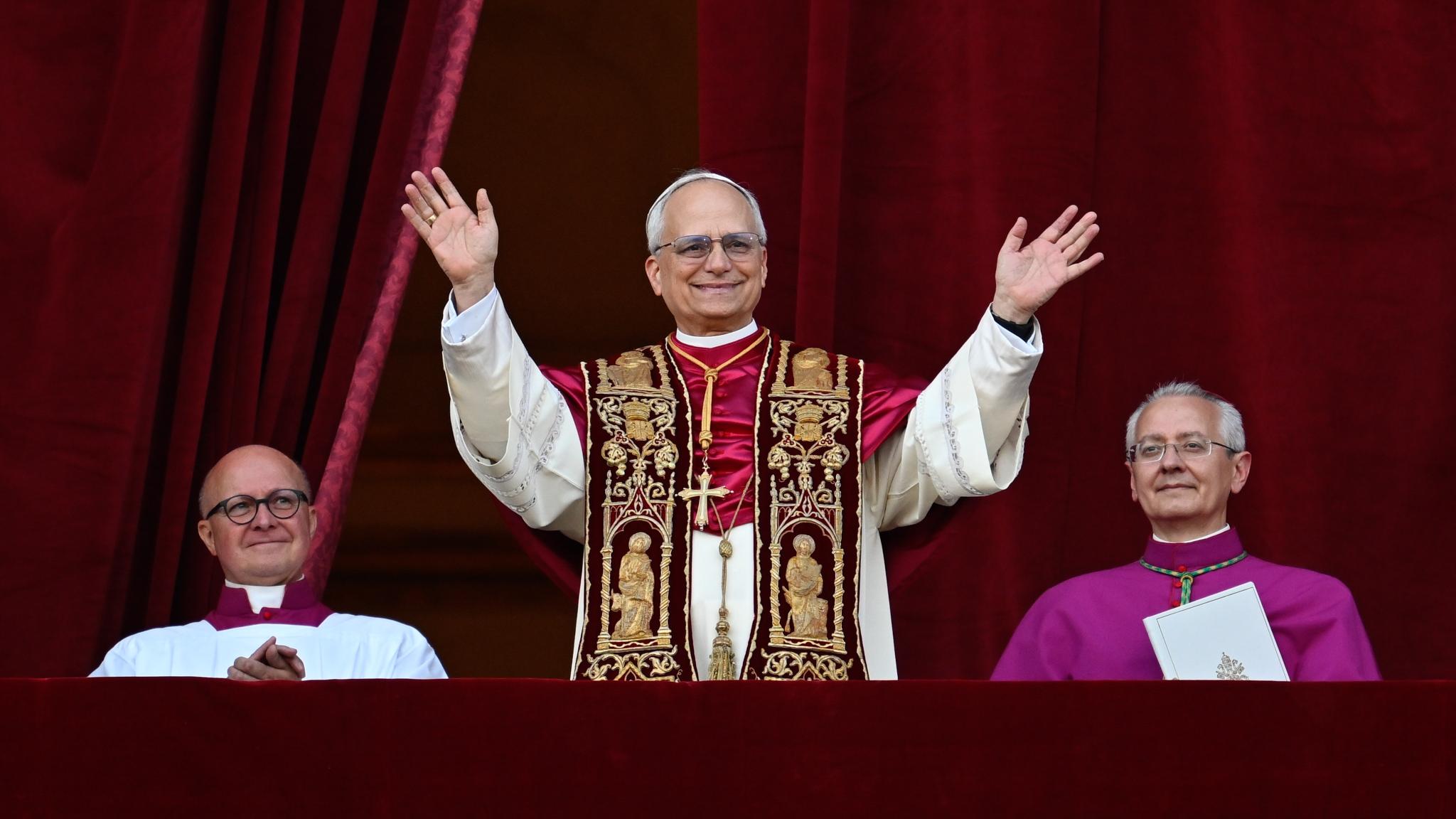 Papst Leo XIV., der frühere Kardinal Robert F. Prevost, winkt nach seiner Wahl zum Papst am 8. Mai 2025 der Menge auf dem Petersplatz im Vatikan.