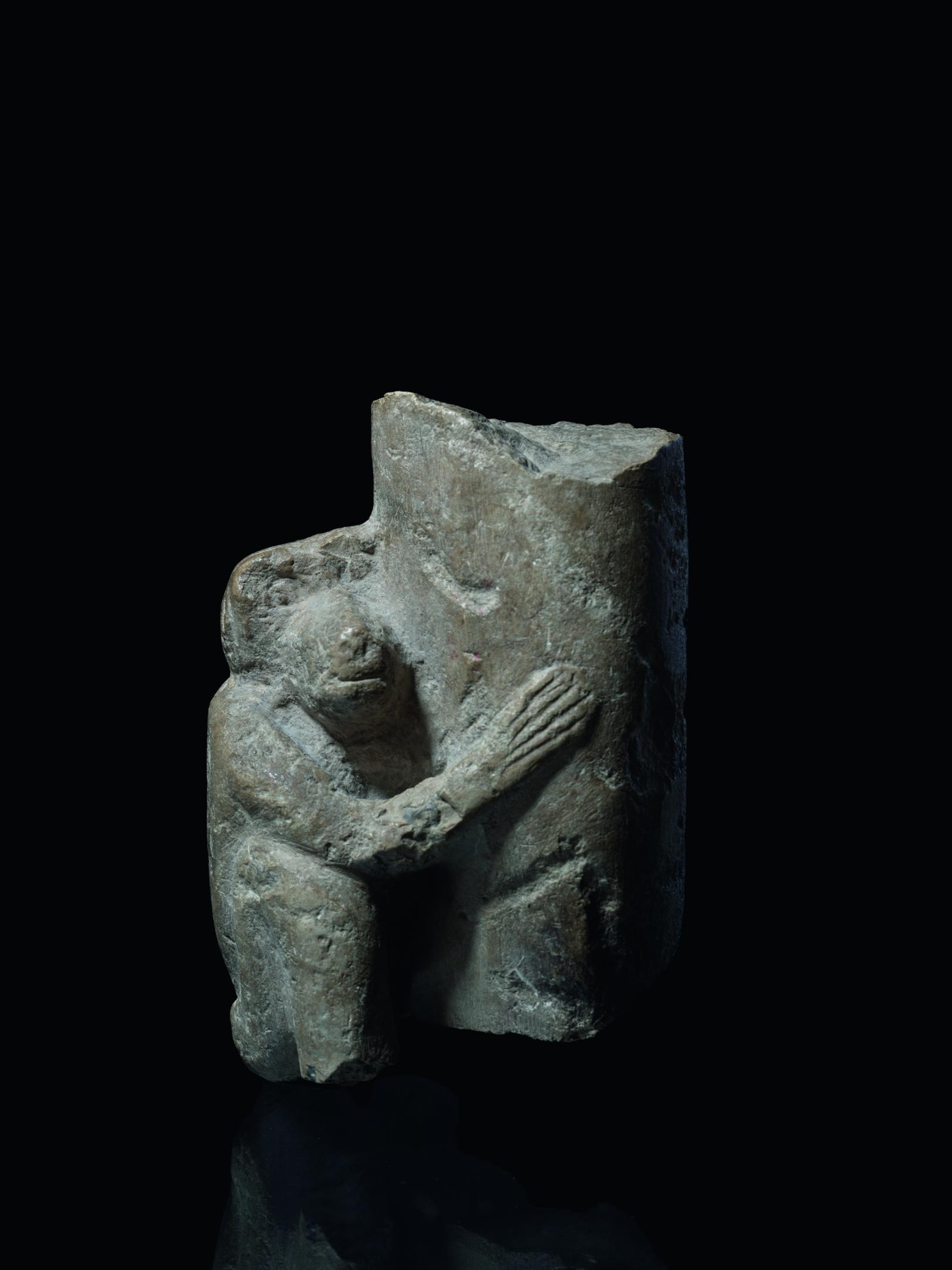 Im Schutt fand sich das Fragment mit dem Affen (c) Bischöfliches Dom-und Diözesanmuseum