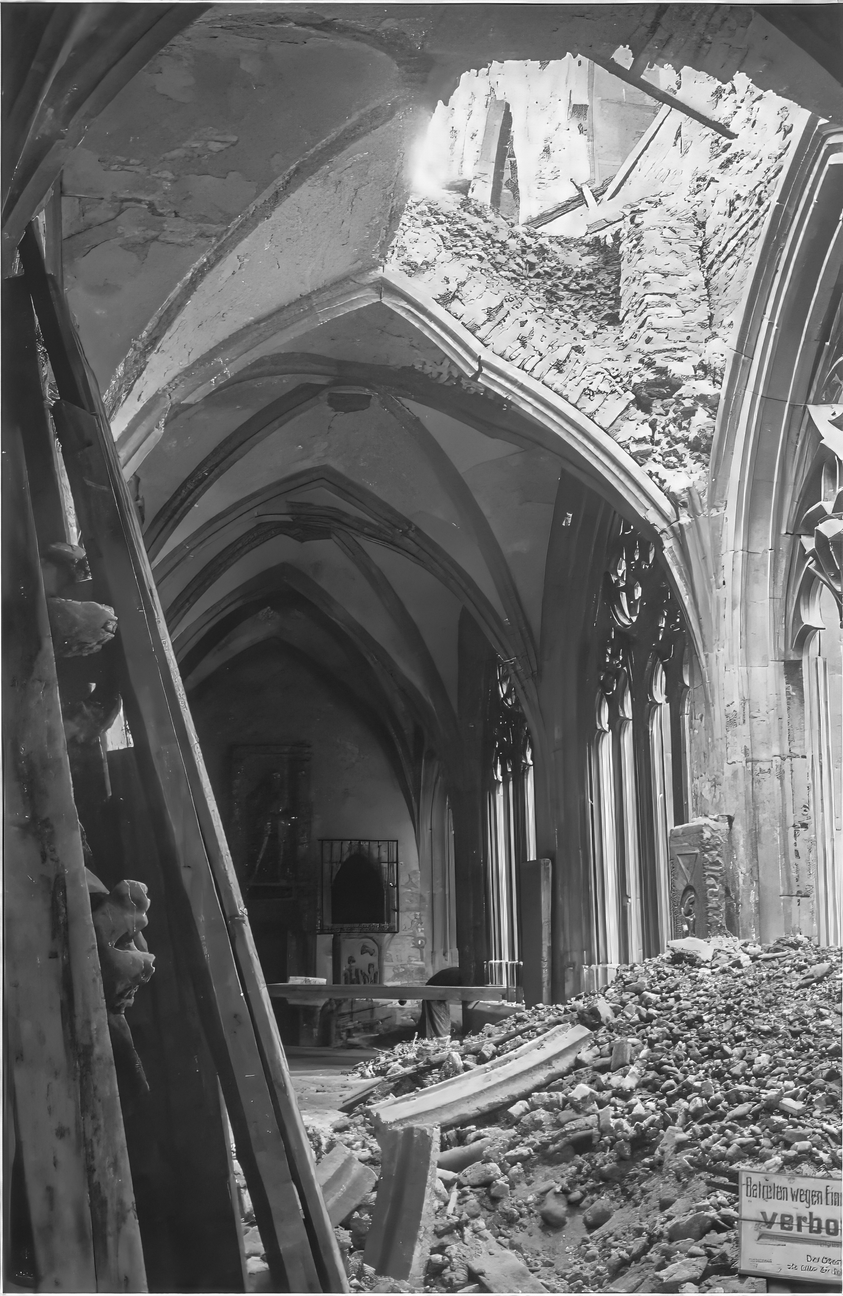 Abb. 09_ zerstörter Südflügel des Mianzeer domkreuzgangs_ um 1945-46