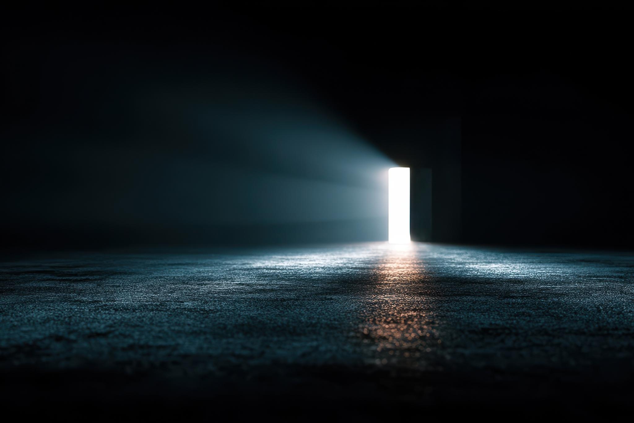 Licht fällt durch eine offene Tür in einen dunklen Raum