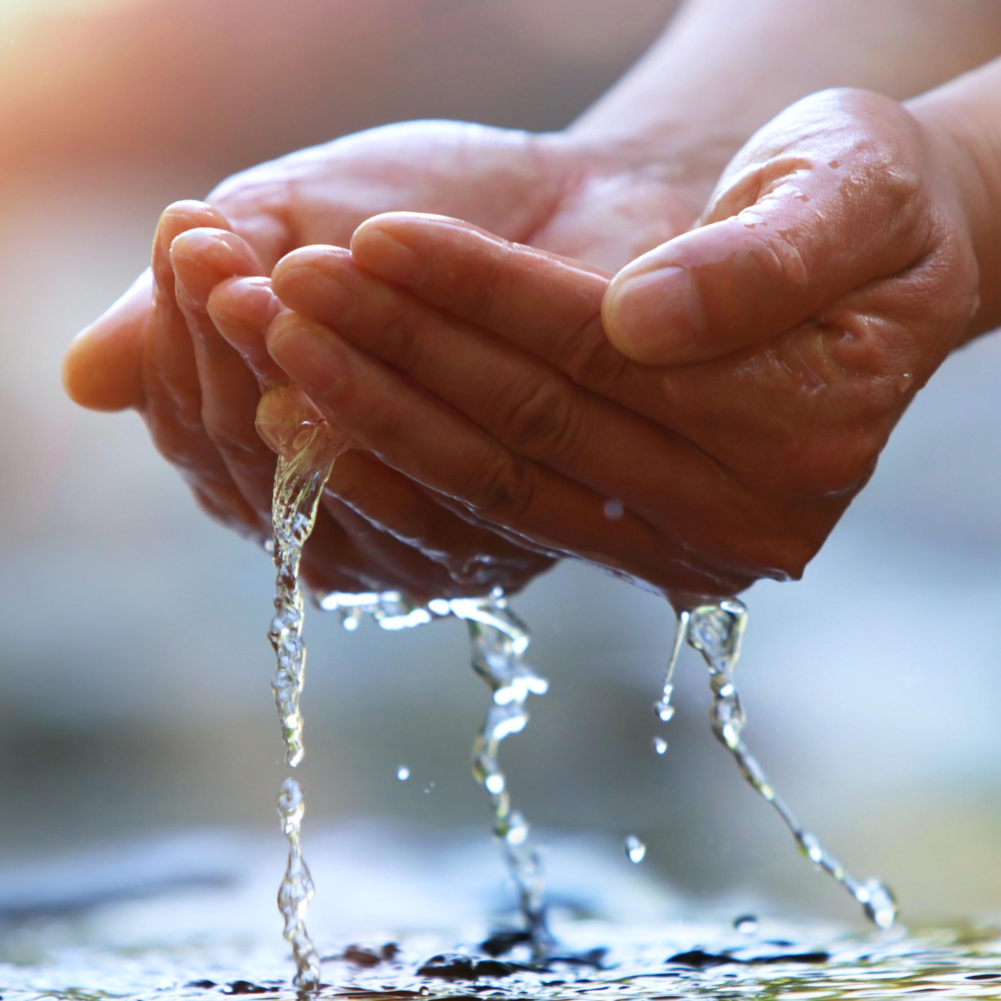 Wasser mit den Händen auffangen