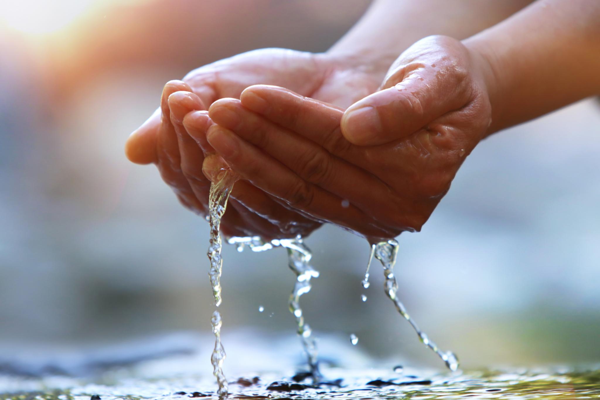Wasser mit den Händen auffangen