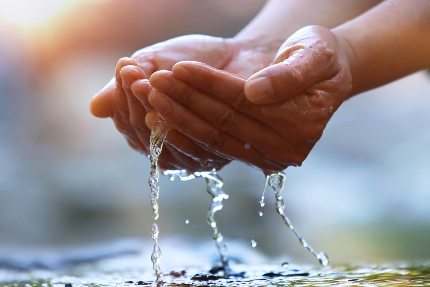 Wasser mit den Händen auffangen