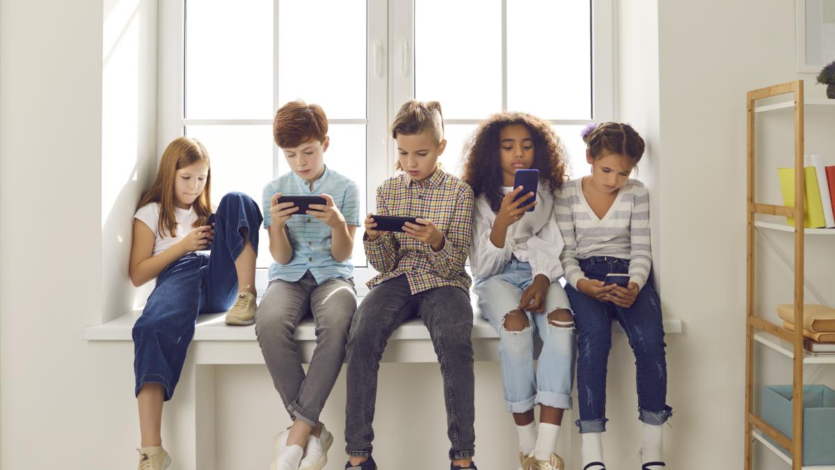 Kinder schauen Inhalte auf dem Smartphone